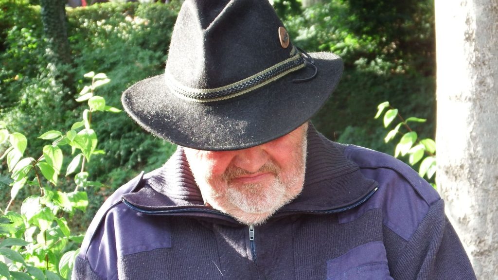 Fachmann mit Hut am Stand im Blühenden Barock
