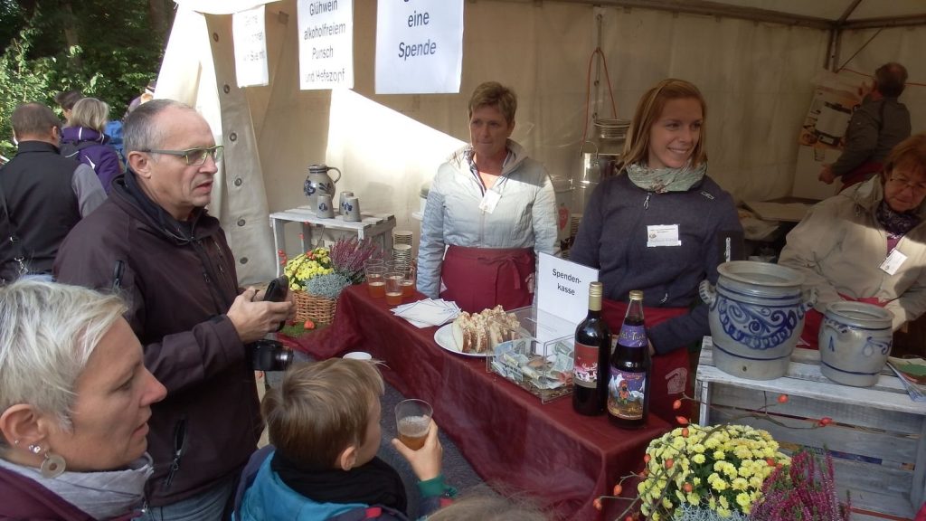 Stand mit Most, Gebäck und Gesprächen