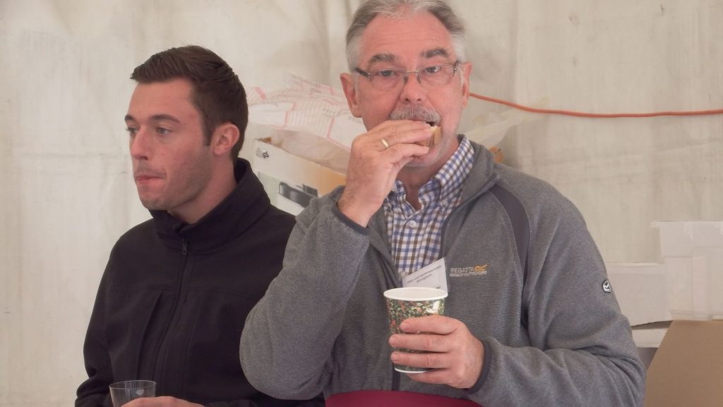 Besucher probieren Apfelsaft