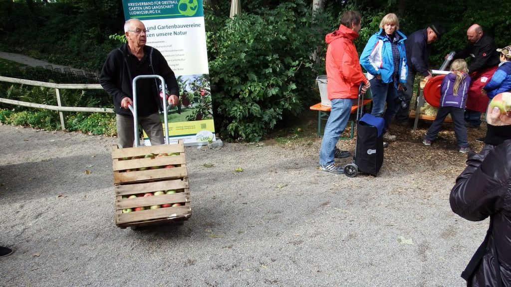 Apfelkisten auf der Sackkarre