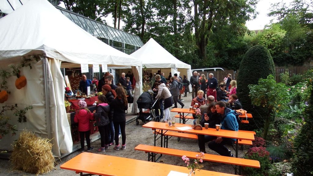 Festzelte und Bierbänke im Blühenden Barock
