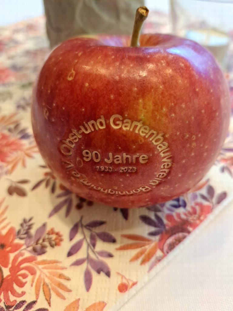 Apfel mit eingravierter Jubiläumsinschrift