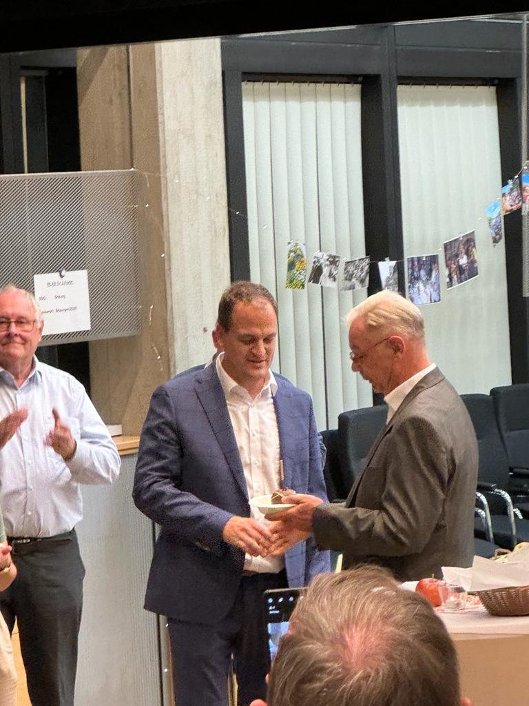 Übergabe der Geschenke beim Festakt