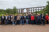 Gruppenbild der Reisegruppe vor der Göltzschtalbrücke