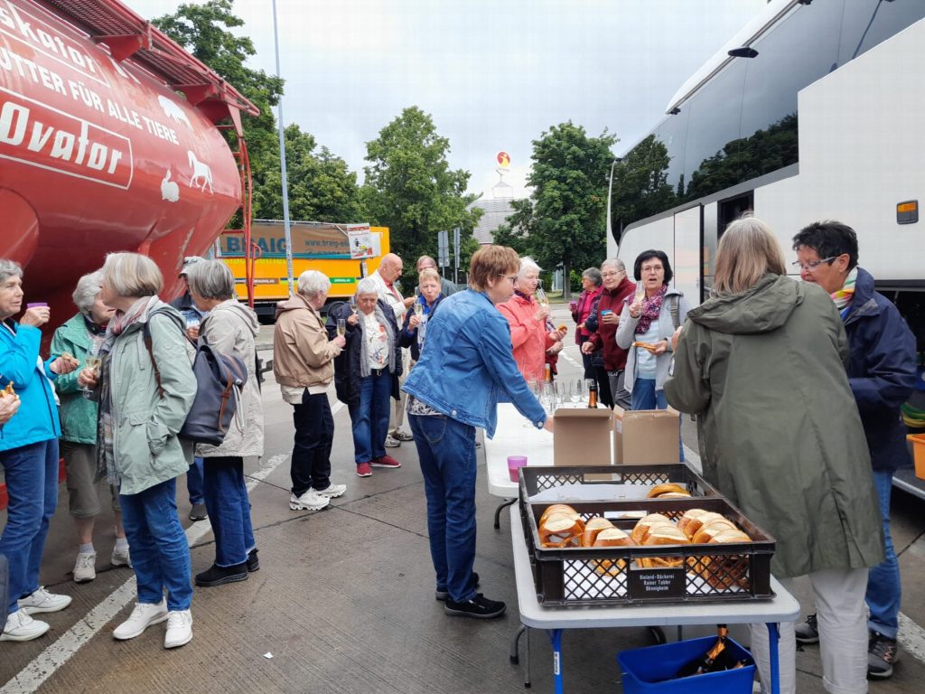 OGV-Vesper am Bus vor dem Gartenschaubesuch