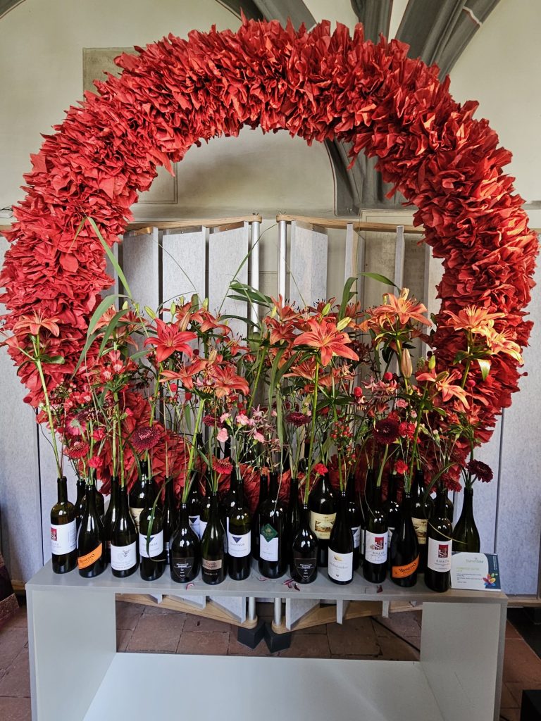 Blumenschau in der Kirche: Kranz aus roten Blüten