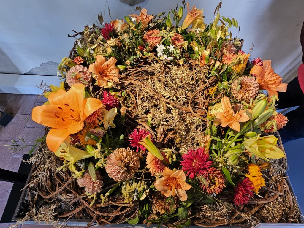 Blumenschau in der Kirche: Gesteck mit Lilien
