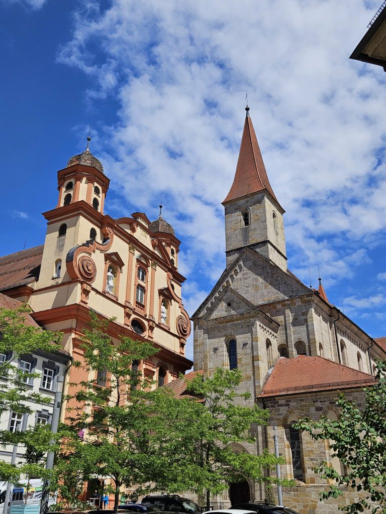 Die Türme der Basilika in der Altstadt von Ellwangen