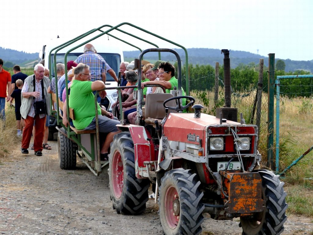 Mit Traktor und Anhänger zu den Apfelanlagen