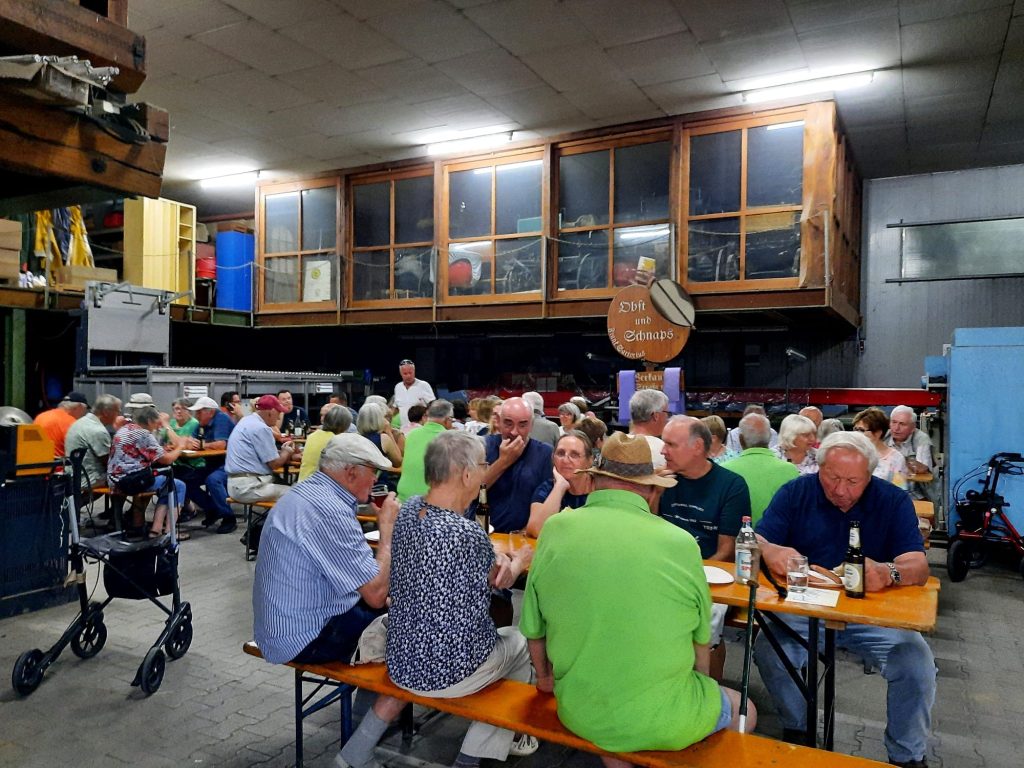 Gemütlicher Abschluss in der Lagerhalle