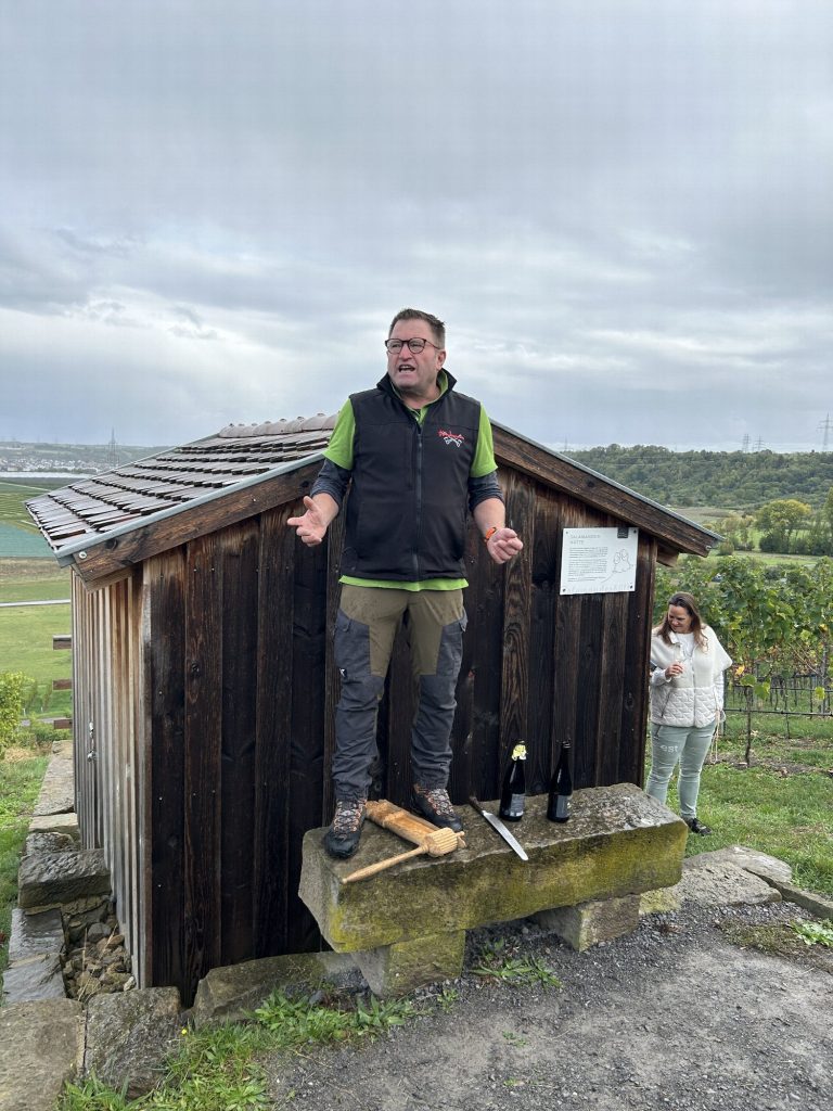 Erläuterungen an einer Weinberghütte