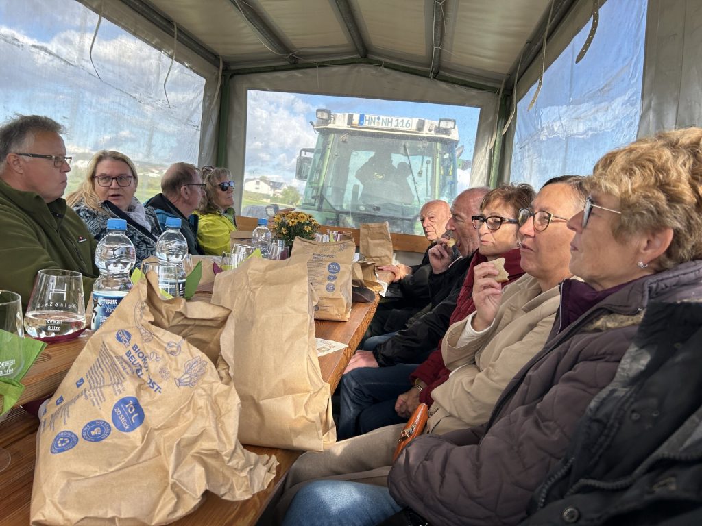 Teilnehmerinnen und Teilnehmer im Planwagen
