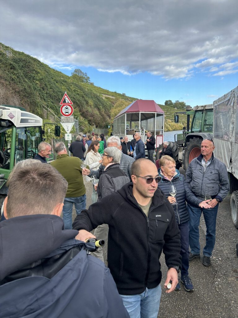 Halt der Gruppe unten am Neckar