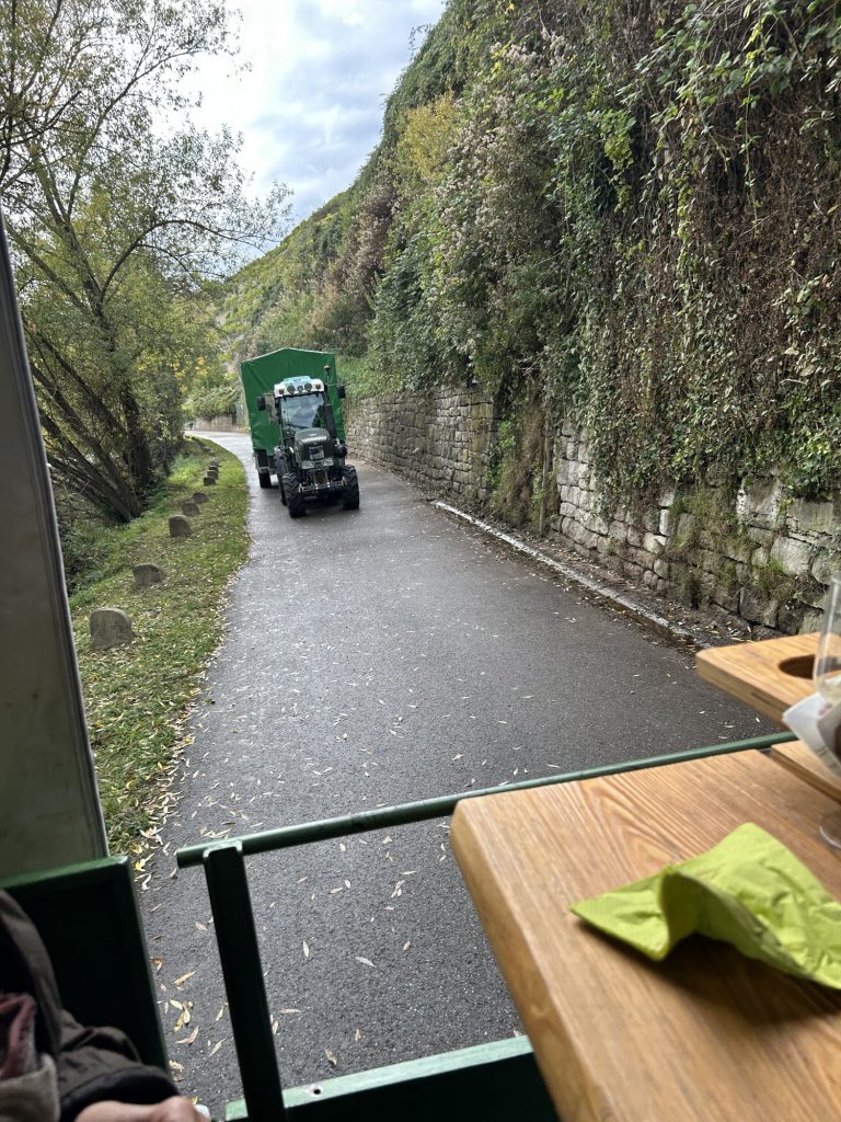 Traktor mit Planwagen auf dem Weinbergweg