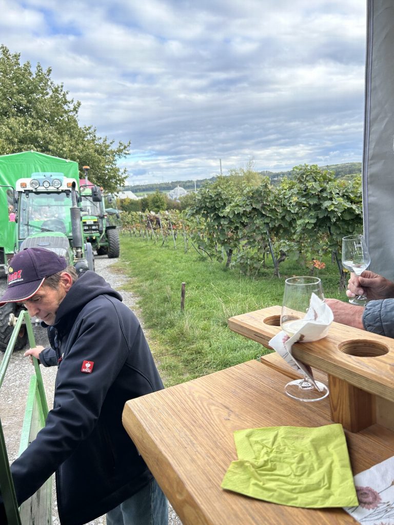 Gedeckter Tisch im Planwagen