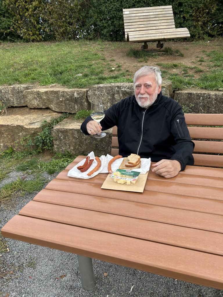 Vesperpause am Tisch im Weinberg