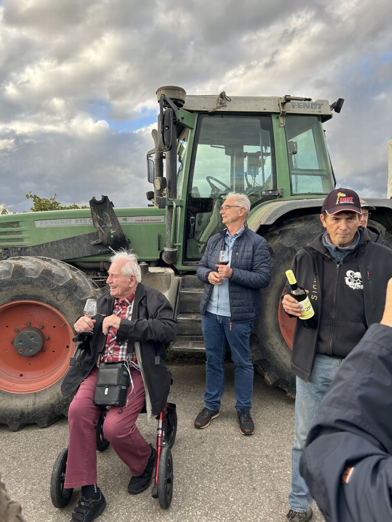 Teilnehmer vor dem Traktor