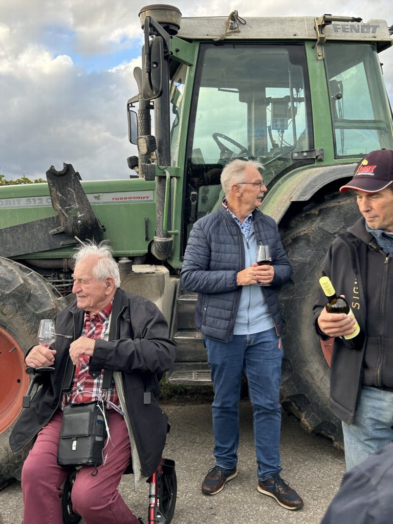 Teilnehmer vor dem Traktor beim Abschluss